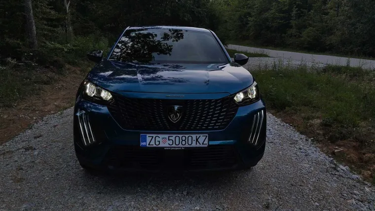 &Scaron;minker s karakterom ili najbolji gradski SUV? Vozili smo Peugeot 2008 Hybrid