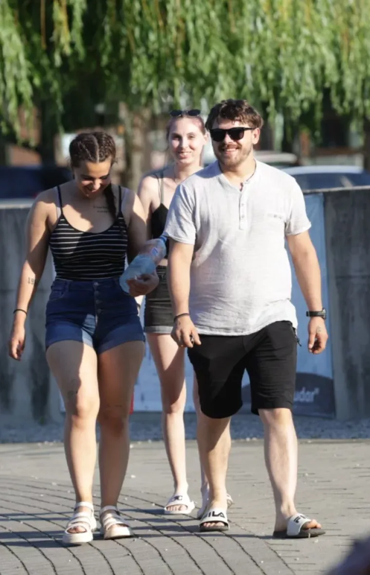 Dok su mnogi tražili predah uz Muru, brineta u bijeloj kombinaciji pro&scaron;etala se kao modnom pistom