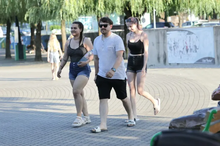 Dok su mnogi tražili predah uz Muru, brineta u bijeloj kombinaciji pro&scaron;etala se kao modnom pistom