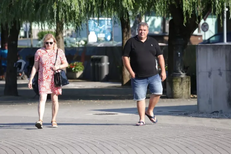 Dok su mnogi tražili predah uz Muru, brineta u bijeloj kombinaciji pro&scaron;etala se kao modnom pistom