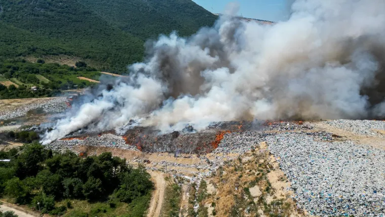 Apokaliptični prizori iznad Mostara: Eksplozije i gusti dim progutali deponij, poznat uzrok požara?