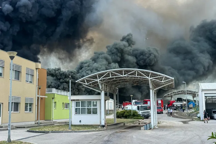 Apokaliptični prizori iznad Mostara: Eksplozije i gusti dim progutali deponij, poznat uzrok požara?
