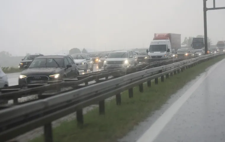Oluja pogodila Zagreb i okolicu: Jaka ki&scaron;a i tuča stvarale probleme u prometu