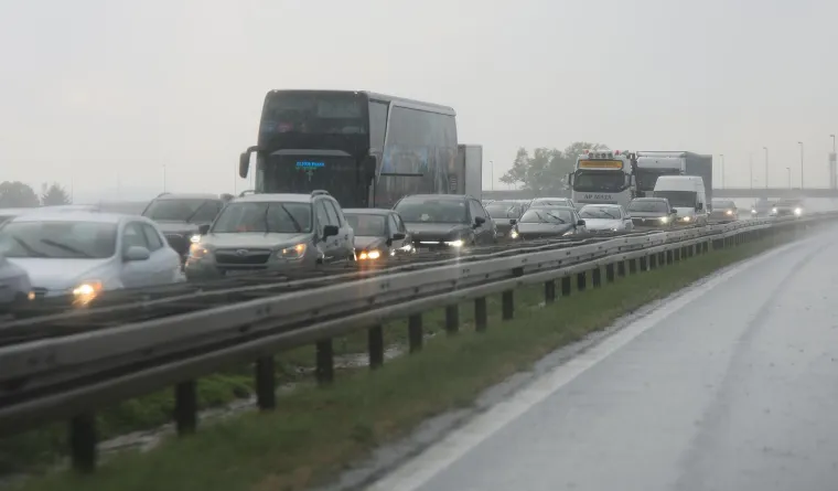 Oluja pogodila Zagreb i okolicu: Jaka ki&scaron;a i tuča stvarale probleme u prometu
