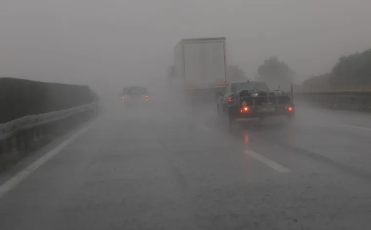 Oluja pogodila Zagreb i okolicu: Jaka ki&scaron;a i tuča stvarale probleme u prometu