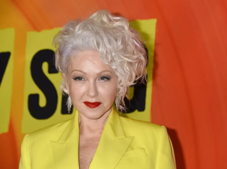 &Scaron;arenom kosom i ludim outfitom žarila 80-ih, Madonna joj zavidjela, a danas je grli Taylor Swift