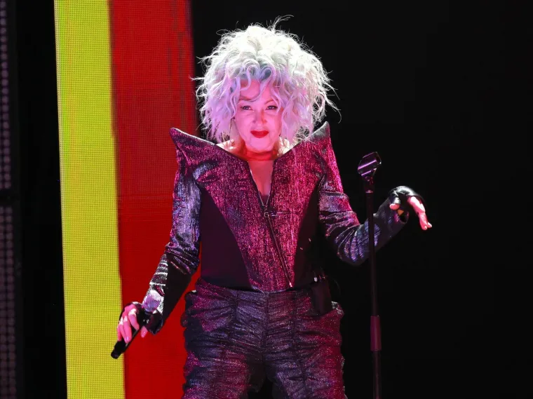 &Scaron;arenom kosom i ludim outfitom žarila 80-ih, Madonna joj zavidjela, a danas je grli Taylor Swift