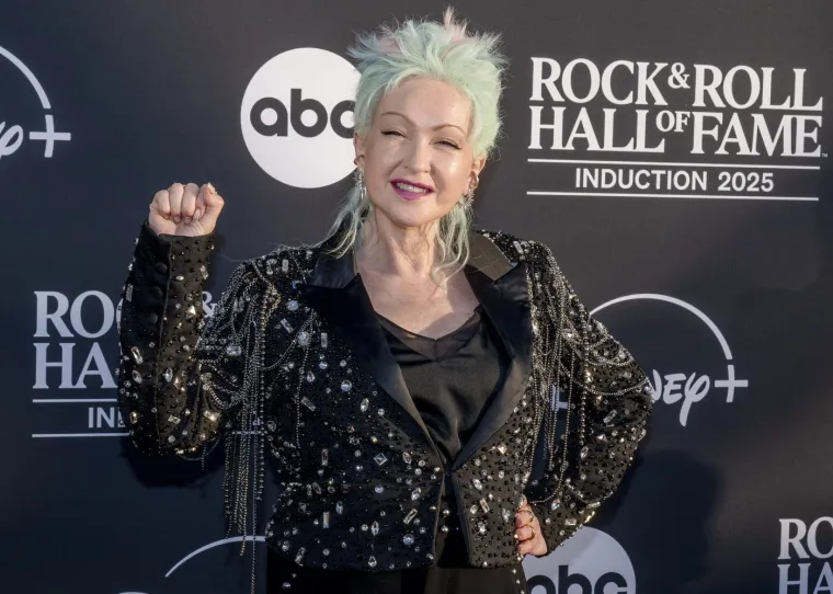 &Scaron;arenom kosom i ludim outfitom žarila 80-ih, Madonna joj zavidjela, a danas je grli Taylor Swift