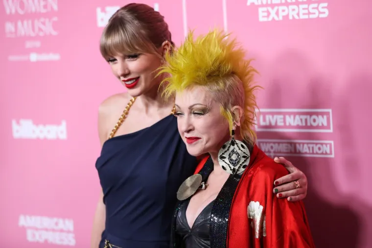 &Scaron;arenom kosom i ludim outfitom žarila 80-ih, Madonna joj zavidjela, a danas je grli Taylor Swift