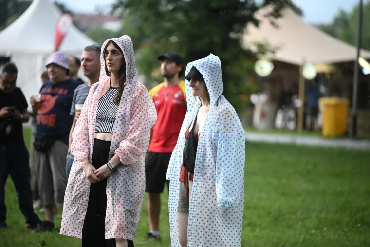 Ki&scaron;a padala, ali osmijesi nisu nestali: Pogledajte atmosferu s prvog dana INmusica