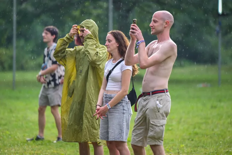 Ki&scaron;a padala, ali osmijesi nisu nestali: Pogledajte atmosferu s prvog dana INmusica