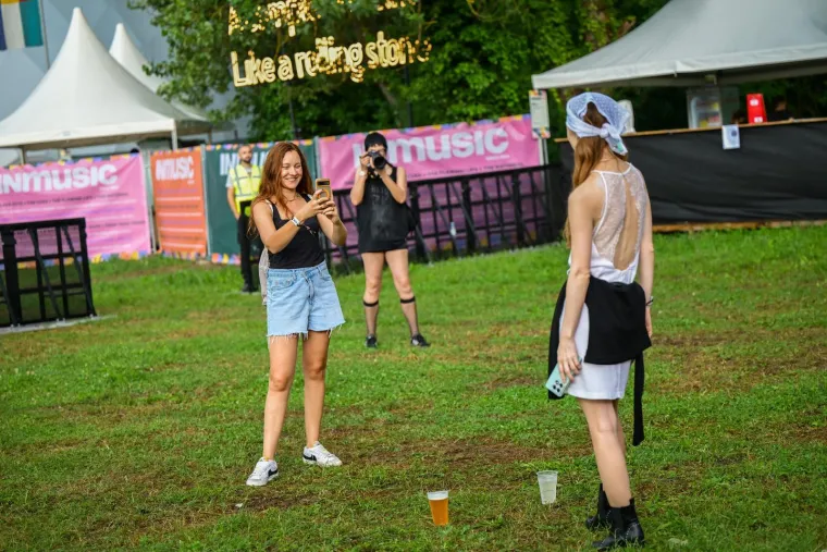 Ki&scaron;a padala, ali osmijesi nisu nestali: Pogledajte atmosferu s prvog dana INmusica