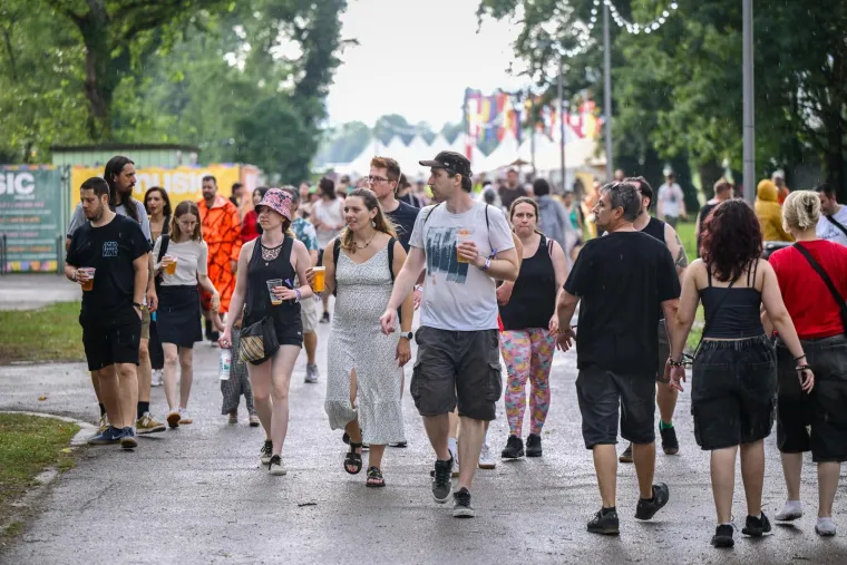 Ki&scaron;a padala, ali osmijesi nisu nestali: Pogledajte atmosferu s prvog dana INmusica