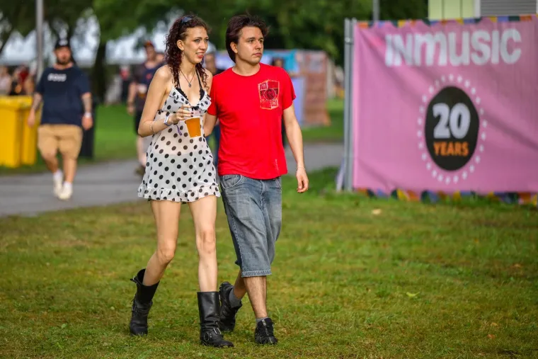 Ki&scaron;a padala, ali osmijesi nisu nestali: Pogledajte atmosferu s prvog dana INmusica
