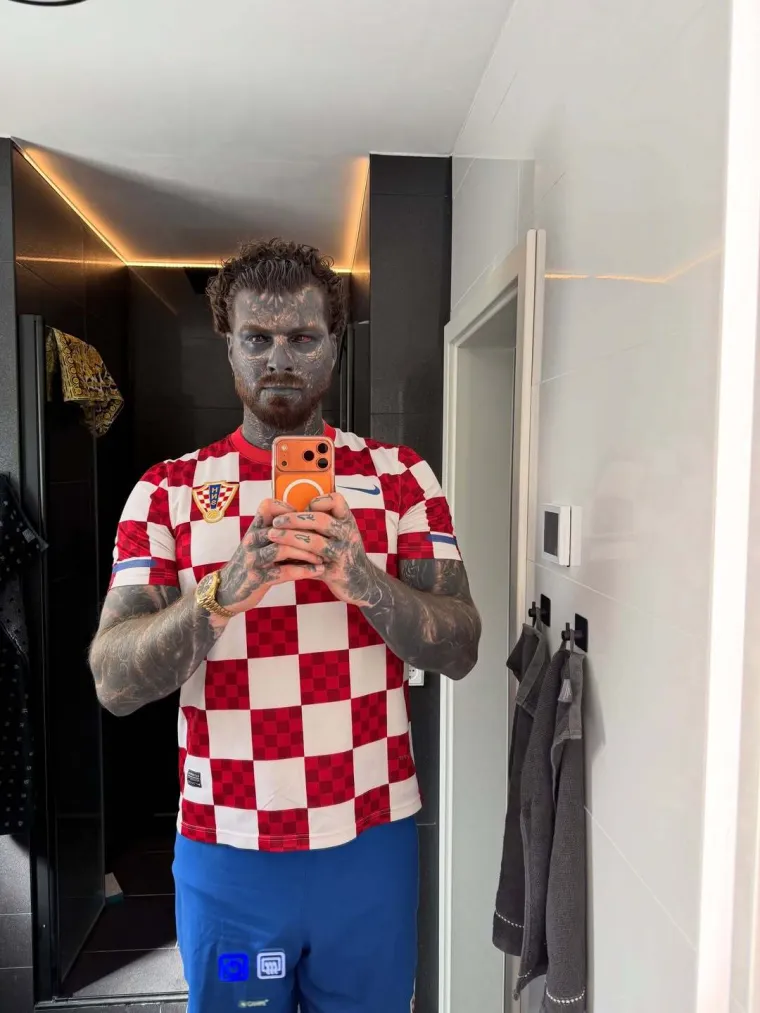 Mu&scaron;karac potpuno prekriven tetovažama pozirao u kockicama i &scaron;okirao mnoge: &lsquo;Ja sam Balkanac&rsquo;