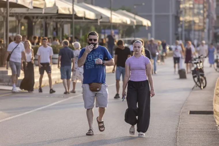 Vruć dan, jo&scaron; vruća promenada: Pogledajte kako su Osječanke provele slobodan ponedjeljak