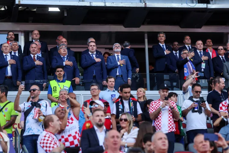 Premijer privukao pozornost: Pogledajte u čijem dru&scaron;tvu Plenković gleda utakmicu