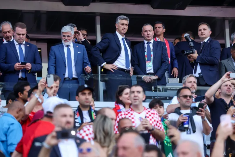 Premijer privukao pozornost: Pogledajte u čijem dru&scaron;tvu Plenković gleda utakmicu