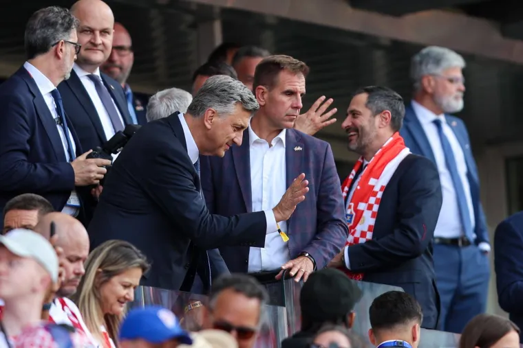 Premijer privukao pozornost: Pogledajte u čijem dru&scaron;tvu Plenković gleda utakmicu