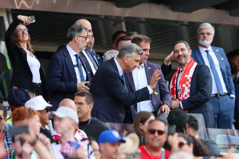 Premijer privukao pozornost: Pogledajte u čijem dru&scaron;tvu Plenković gleda utakmicu