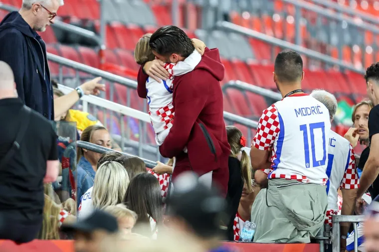 Pale su puse, zagrljaji i pokoja suza: Pogledajte kome su Vatreni prvo potrčali u zagrljaj