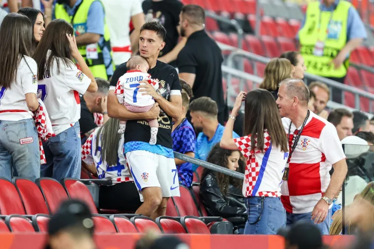 Pale su puse, zagrljaji i pokoja suza: Pogledajte kome su Vatreni prvo potrčali u zagrljaj