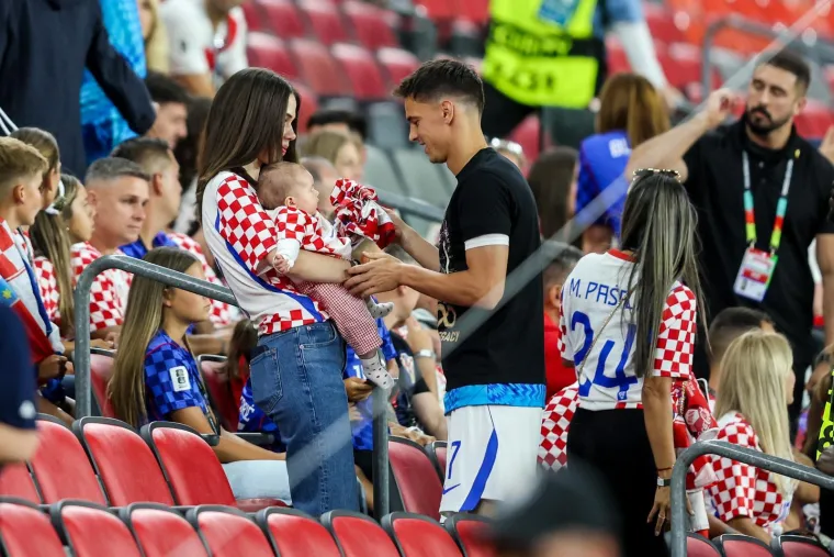 Pale su puse, zagrljaji i pokoja suza: Pogledajte kome su Vatreni prvo potrčali u zagrljaj