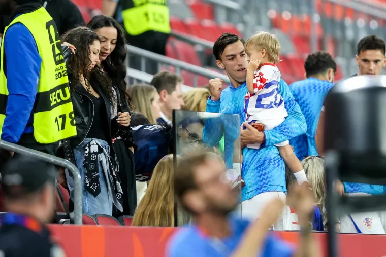 Pale su puse, zagrljaji i pokoja suza: Pogledajte kome su Vatreni prvo potrčali u zagrljaj