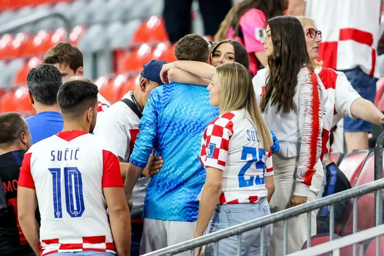 Pale su puse, zagrljaji i pokoja suza: Pogledajte kome su Vatreni prvo potrčali u zagrljaj