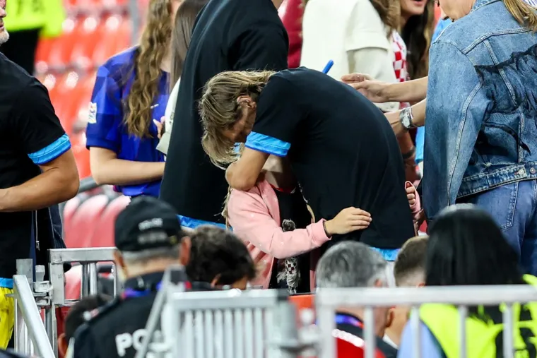 Pale su puse, zagrljaji i pokoja suza: Pogledajte kome su Vatreni prvo potrčali u zagrljaj