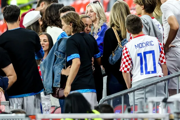 Pale su puse, zagrljaji i pokoja suza: Pogledajte kome su Vatreni prvo potrčali u zagrljaj