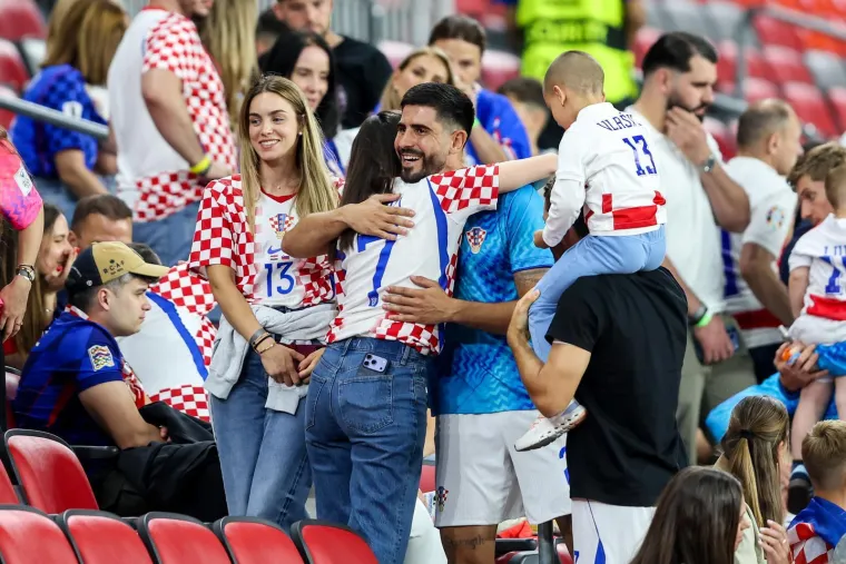 Pale su puse, zagrljaji i pokoja suza: Pogledajte kome su Vatreni prvo potrčali u zagrljaj