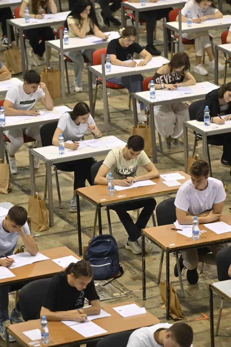 Pogledajte kako izgleda pisanje prijemnog ispita u Beogradu: Stotine stolova poslagano u crti
