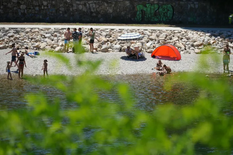 Spas od toplinskog vala: Pogledajte kako se građani kod susjeda hlade na plažama Vrbasa