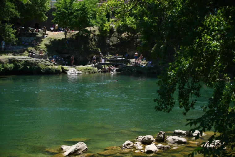 Spas od toplinskog vala: Pogledajte kako se građani kod susjeda hlade na plažama Vrbasa