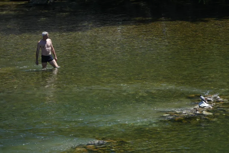 Spas od toplinskog vala: Pogledajte kako se građani kod susjeda hlade na plažama Vrbasa