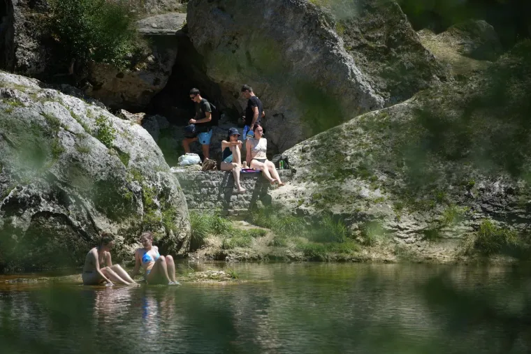 Spas od toplinskog vala: Pogledajte kako se građani kod susjeda hlade na plažama Vrbasa
