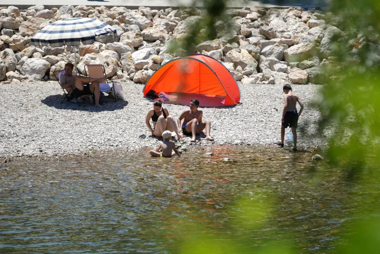 Spas od toplinskog vala: Pogledajte kako se građani kod susjeda hlade na plažama Vrbasa