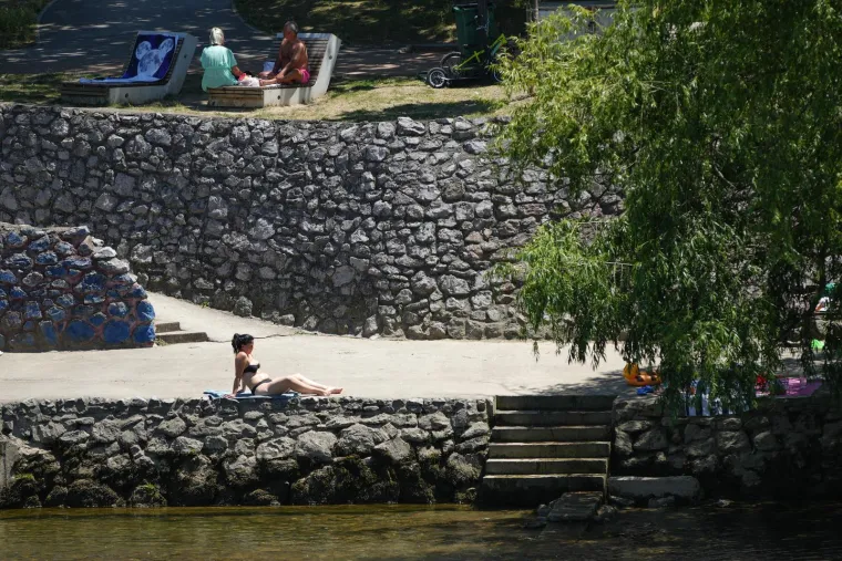Spas od toplinskog vala: Pogledajte kako se građani kod susjeda hlade na plažama Vrbasa