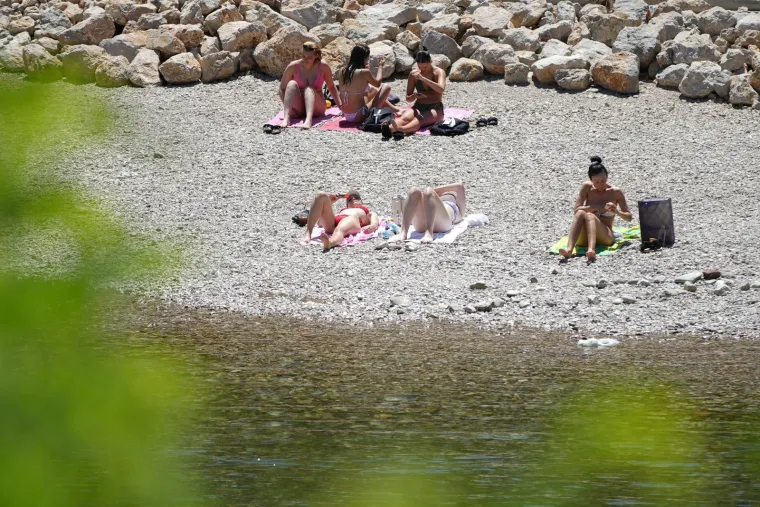 Spas od toplinskog vala: Pogledajte kako se građani kod susjeda hlade na plažama Vrbasa