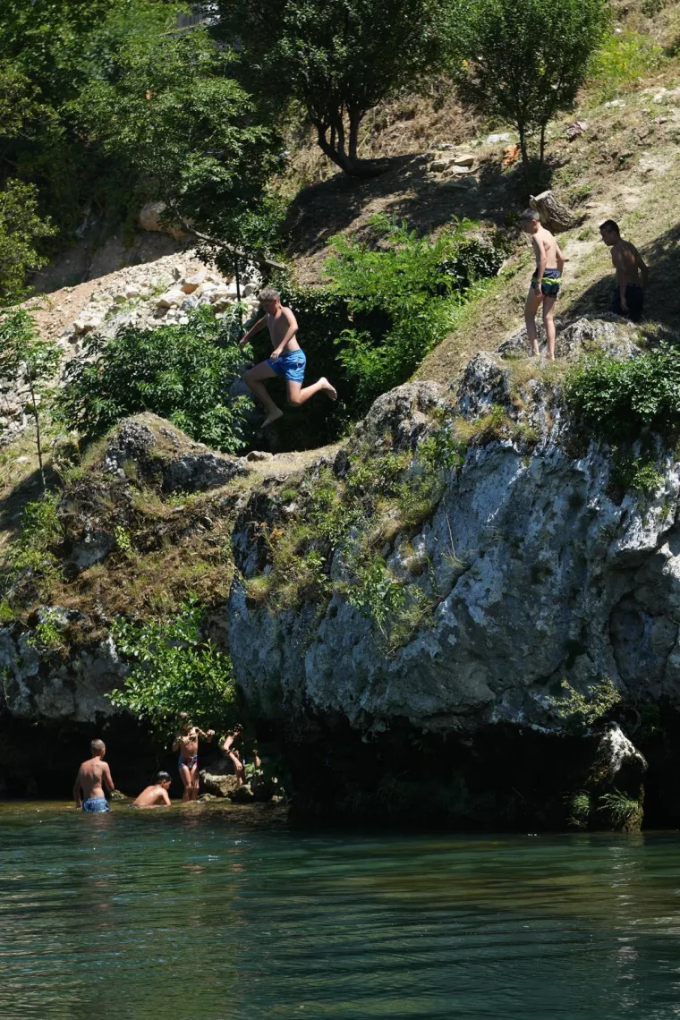 Spas od toplinskog vala: Pogledajte kako se građani kod susjeda hlade na plažama Vrbasa