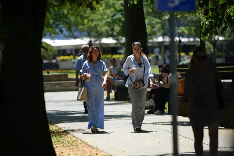 Spas od toplinskog vala: Pogledajte kako se građani kod susjeda hlade na plažama Vrbasa