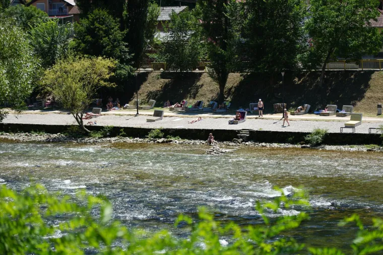 Spas od toplinskog vala: Pogledajte kako se građani kod susjeda hlade na plažama Vrbasa