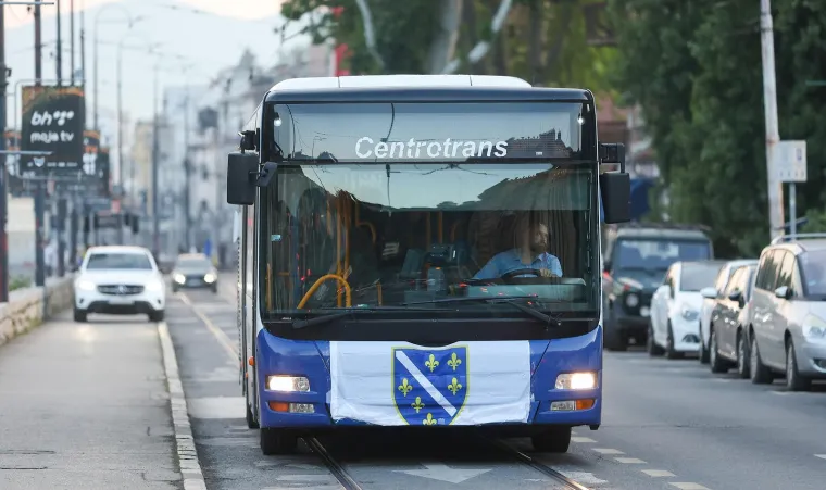 Tisućama kilometara od Seattlea, gdje nogometna reprezentacija Bosne i Hercegovine igra odlučujuću utakmicu Svjetskog prvenstva protiv Katara, Sarajevo di&scaron;e kao jedno.