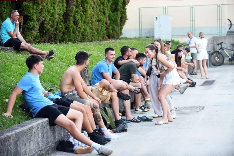 Svi su gledali u Karlovčanku u rozim hlačicama: Osmijehom bodrila zgodne nogometa&scaron;e