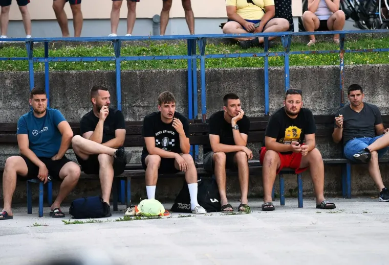 Svi su gledali u Karlovčanku u rozim hlačicama: Osmijehom bodrila zgodne nogometa&scaron;e