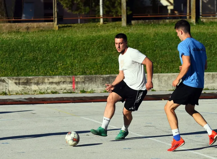 Svi su gledali u Karlovčanku u rozim hlačicama: Osmijehom bodrila zgodne nogometa&scaron;e