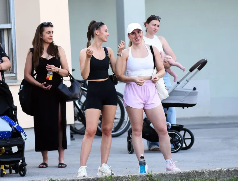 Svi su gledali u Karlovčanku u rozim hlačicama: Osmijehom bodrila zgodne nogometa&scaron;e