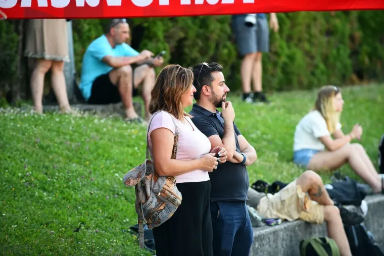 Svi su gledali u Karlovčanku u rozim hlačicama: Osmijehom bodrila zgodne nogometa&scaron;e