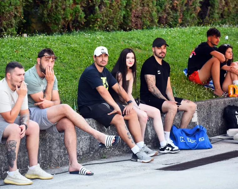 Svi su gledali u Karlovčanku u rozim hlačicama: Osmijehom bodrila zgodne nogometa&scaron;e